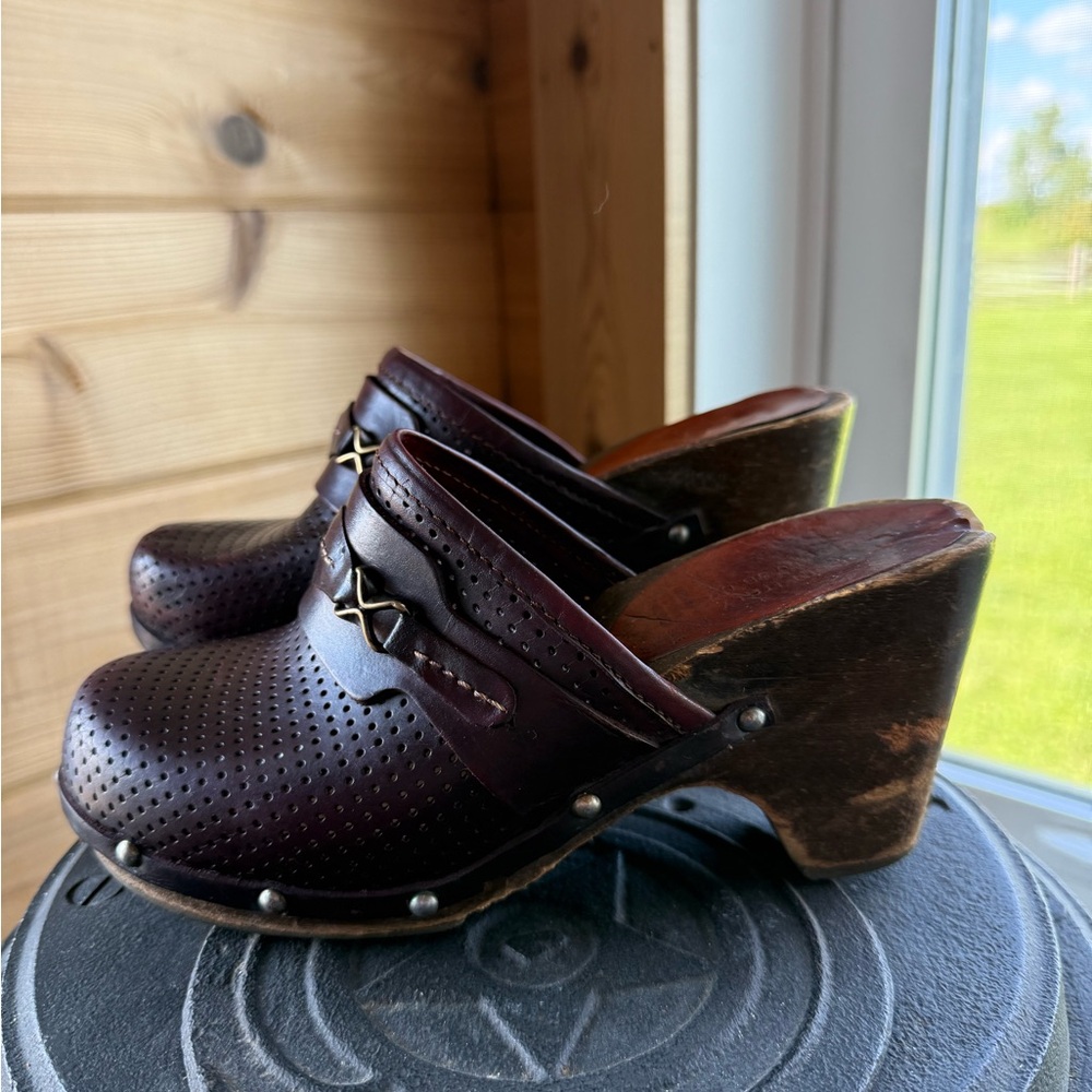 VINTAGE 70s Burgundy Leather Wooden Clogs Size 5